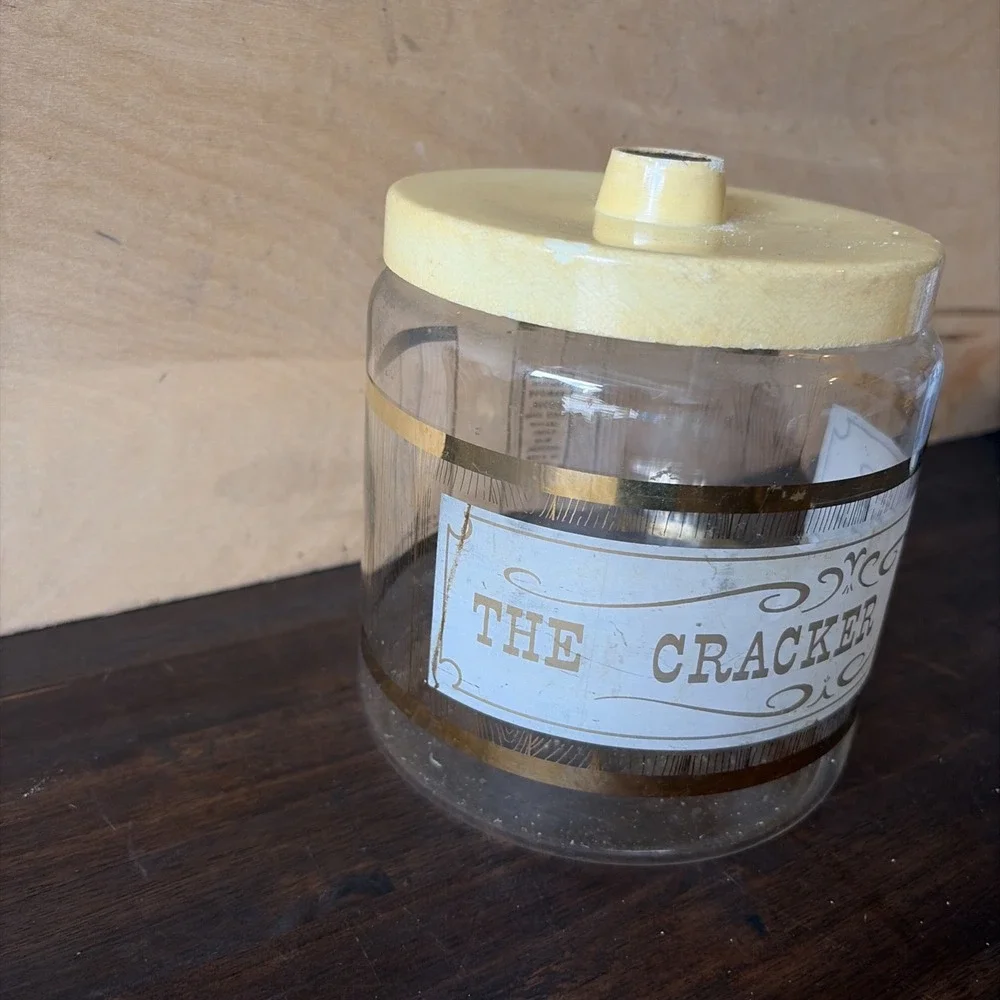 VINTAGE  PYREX  THE CRACKER BARREL W/ PLASTIC LID